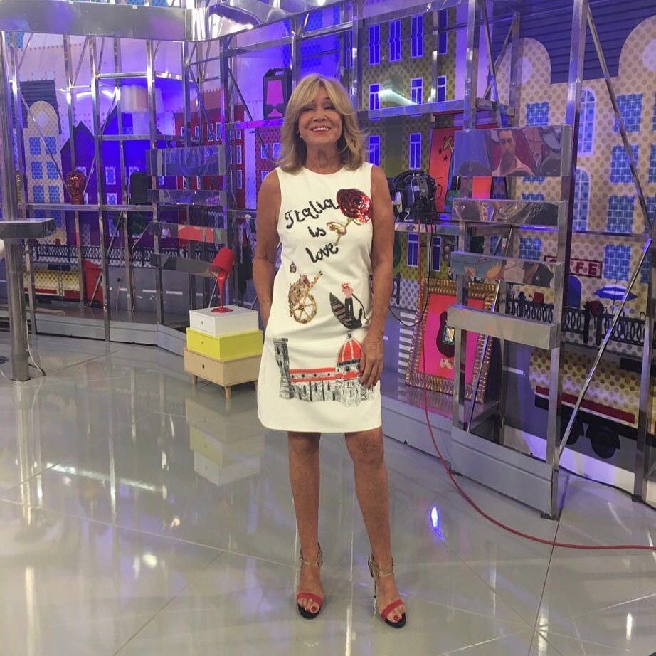 ESPECTACULAR <a href="/milaximenez/">Mila Ximénez</a> está tarde en. <a href="/salvameoficial/">Sálvame Oficial</a> con un vestido de Takezo que me enamoró en el minuto uno