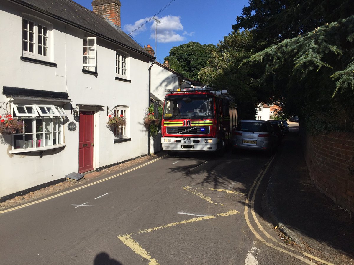 Odiham10's tweet photo. #pleasethinkwhenparking #999 #teamhants https://t.co/4itfGinqqu