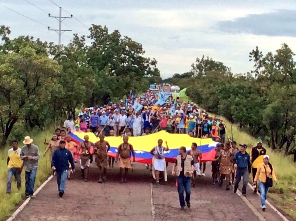 Bejumero's tweet photo. Venezolanos de todas las edades, razas, religión ya van rumbo a la #TomaDeCaracas desde todos los estados del país https://t.co/hzotRFQ80H