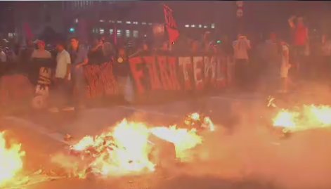Manifestação contra Michel Temer bloqueia a Avenida Paulista, PM usou gás de pimenta para dispersar