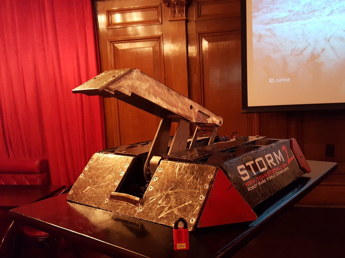 nileshmdeo's tweet image. The most exciting event at #VMworld2016 is starting now  #therobotsarecoming #EMCCloud