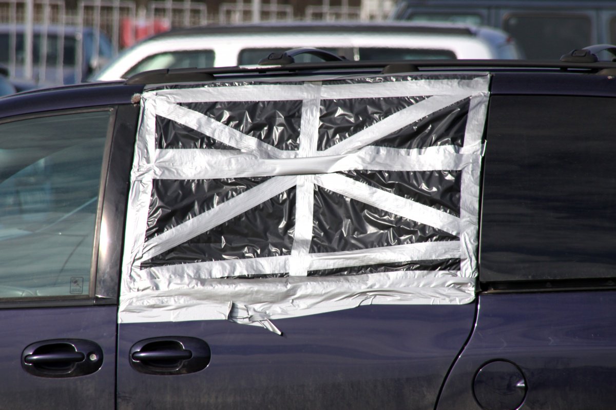Что можно вместо стекла. Окно авто заклеенное пленкой. Заклеить стекло автомобиля. Разбитое автомобильное стекло. Заклеить разбитое стекло автомобиля.