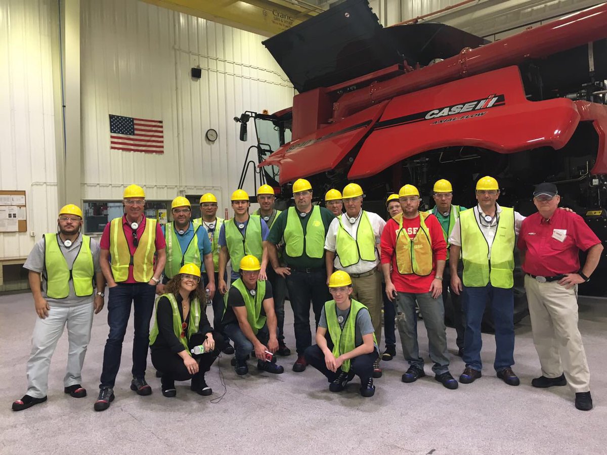 CaseIHArg's tweet photo. #FarmProgressShow2016 quedamos asombrados! es una de las más grandes del mundo en producir cosechadoras! https://t.co/38cm4QoRq8