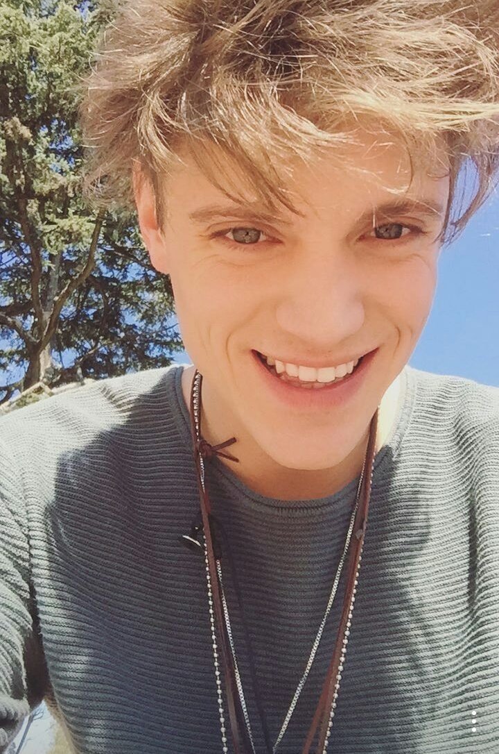 LioneLandia_'s tweet photo. Rt si eres Ferrista de❤para ayudar a que Lio cumpla su sueño cada rt es un voto #LionelFerroTrendy #KCAArgentina https://t.co/JmpIxesgz9