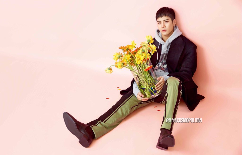wangjs_wu's tweet photo. Jesper cett tenue vous plai et les fleurs sont pour hwasa https://t.co/ppyBHomMnw