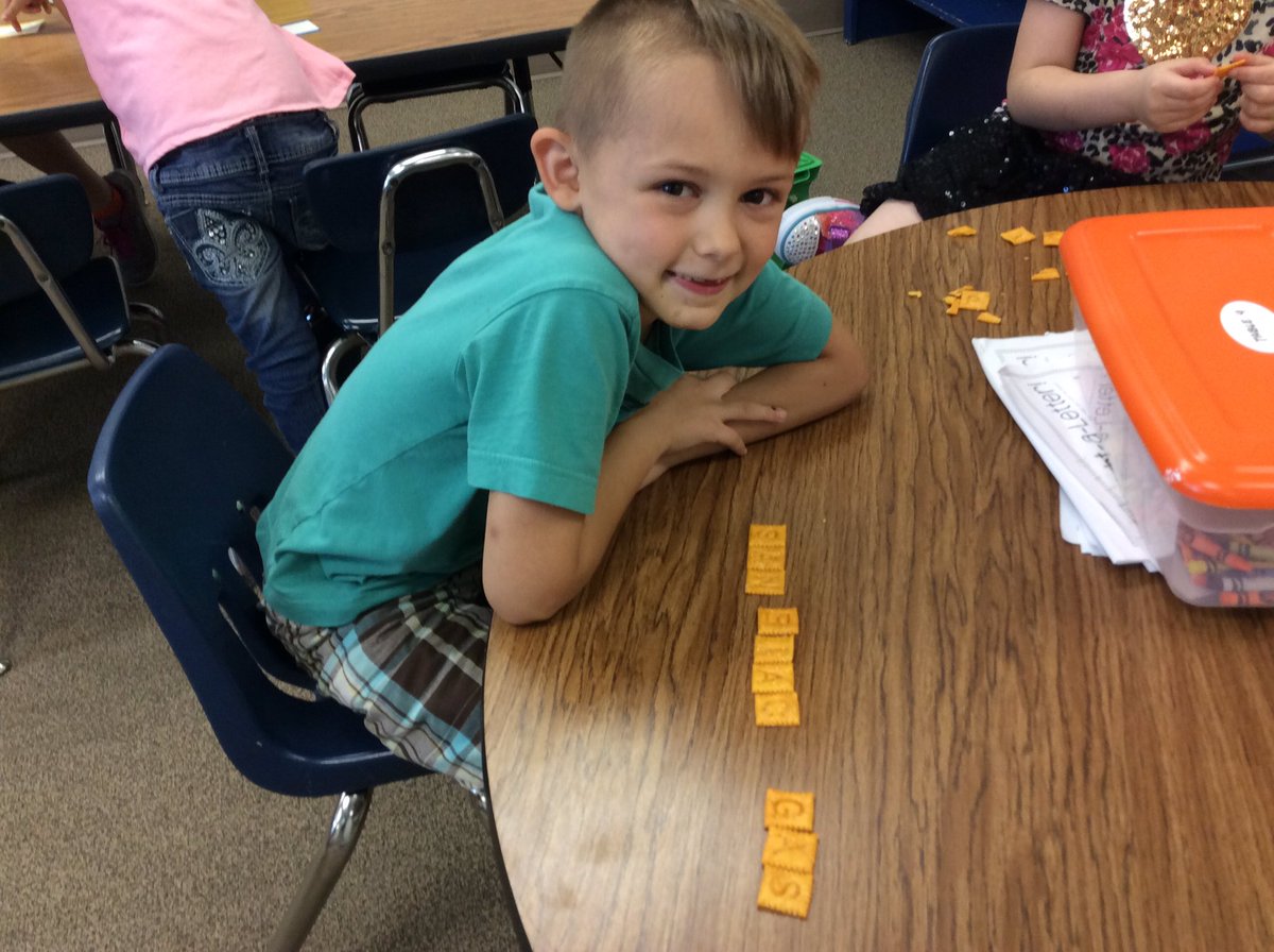 cflanesfirsties's tweet photo. Scrabble snack time with my fabulous firsties. https://t.co/bHTIDvjA0K