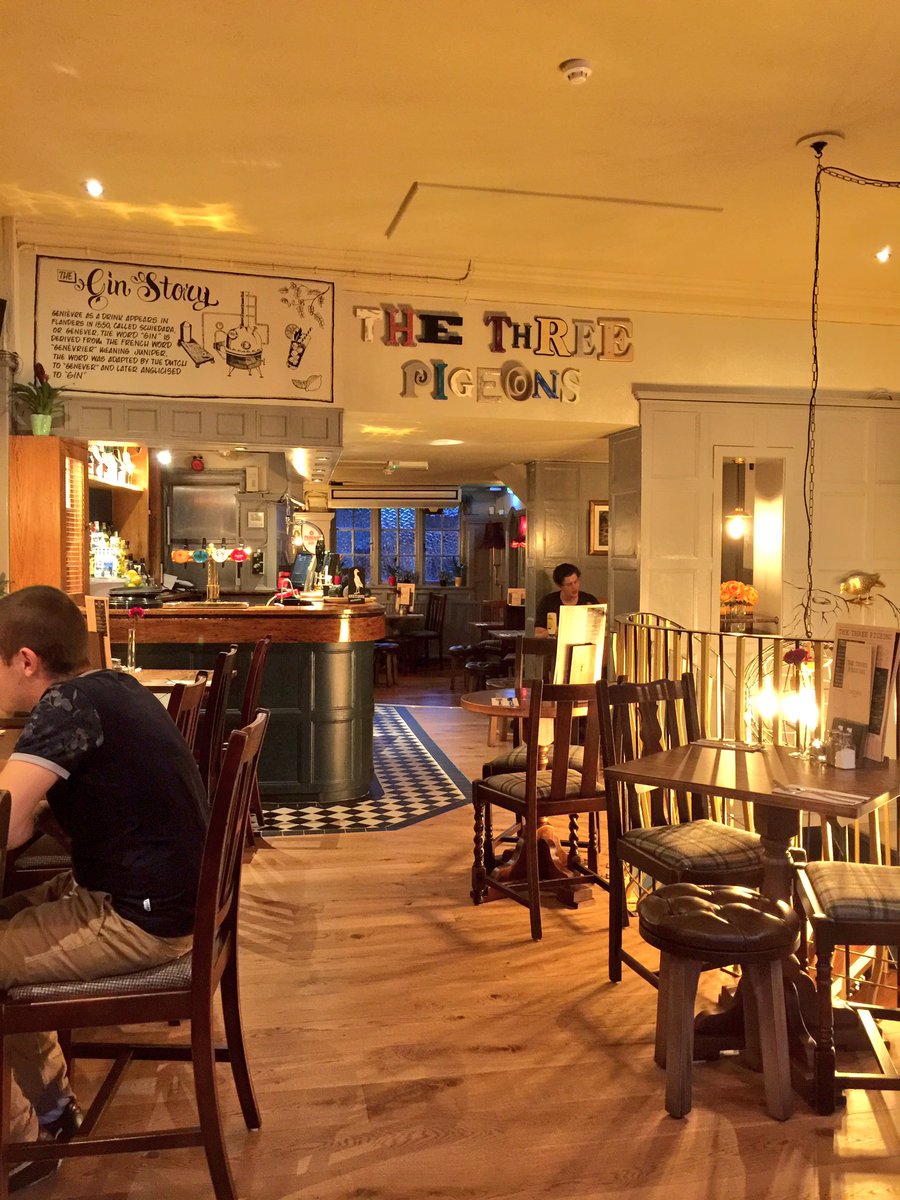 HistoryJoey's tweet photo. New looks @ThreePigeonsGF on Guildford high street is pretty nice #tudor https://t.co/8GdSb9r0Iz