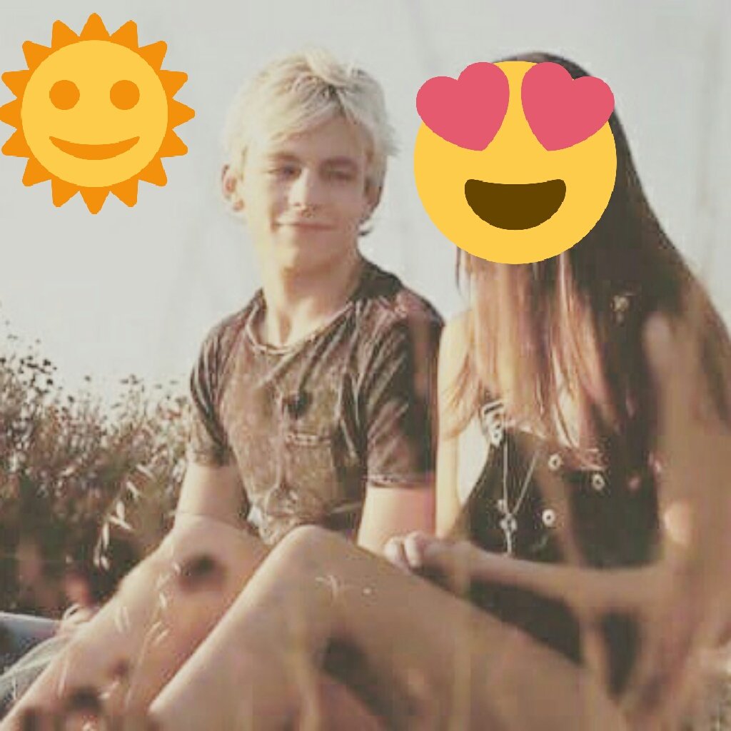 Riktory's tweet photo. #3YearsPassMeBy 😍 I❤ this song https://t.co/t7fy8FG7Gv