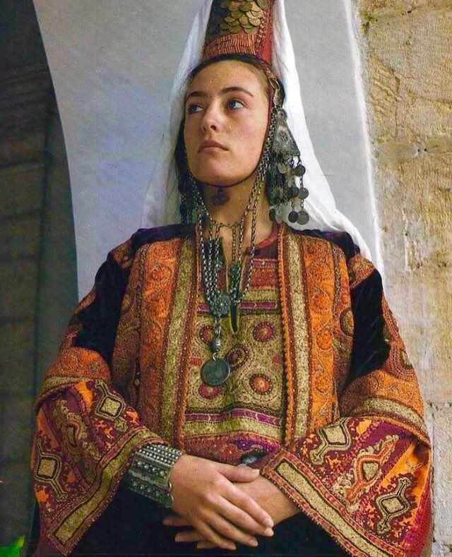 Palestinianbae's tweet photo. Palestinian women in traditional dress of Bethlehem. Each part of Palestine has a different traditional dress. https://t.co/BMqTdjkAHb