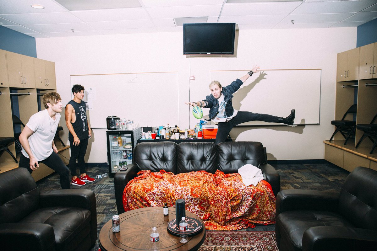 Luke5SOS's tweet image. Dressing room montage 📸 @HOEG