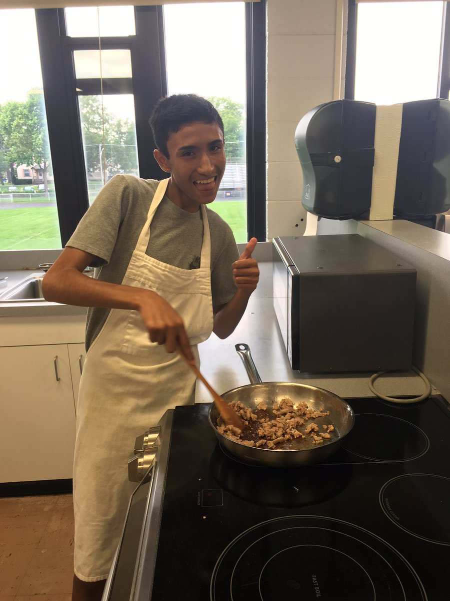 LHS_MrsJeske's tweet image. Hammin it up in #CulinaryBasics with Pizza Snacks! #leydenpride