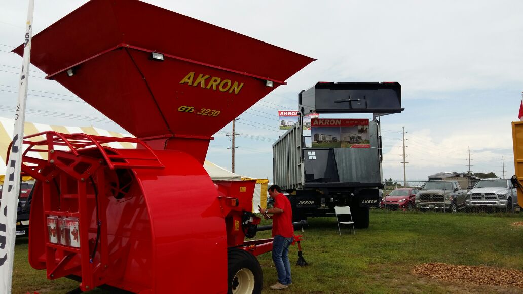 AKRONMaquinaria's tweet photo. Ultimando detalles en el stand para la apertura del #FarmProgressShow2016!!! Mañana a las 8 #AKRONexport https://t.co/p8tBiX15oI