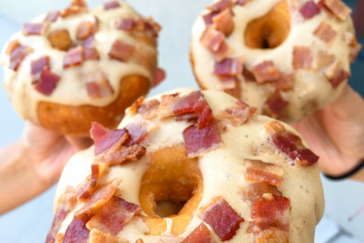 QuestCooking's tweet image. PROTEIN ALERT: Maple Bacon Donuts are everything. #CookClean
RECIPE: quest.to/bacon