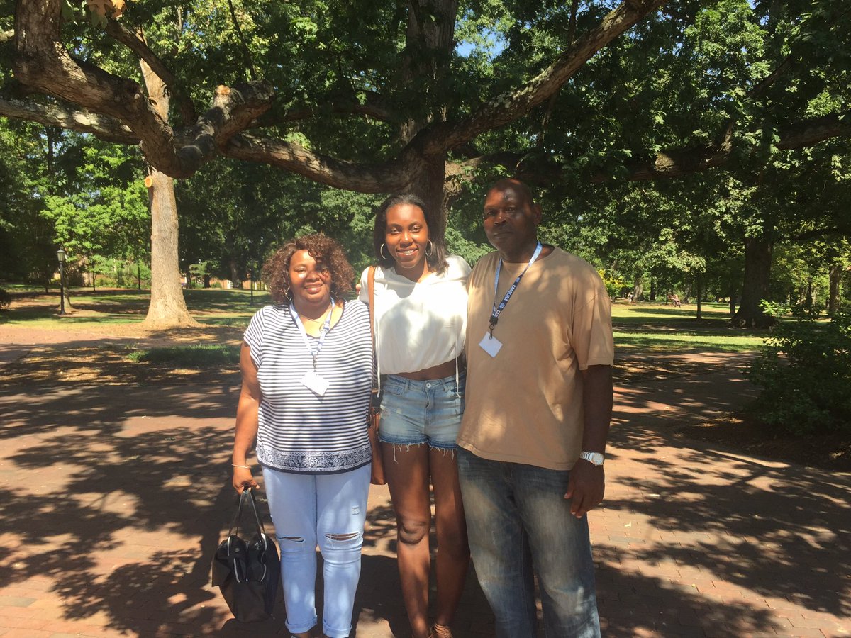 janelle__bailey's tweet photo. PROUD TO BE A PART OF TAR HEEL NATION 😎🐑💙 #GDTBATH 🔥 https://t.co/1M0nSutm8P