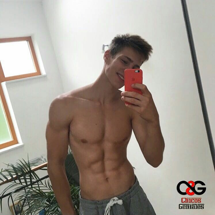 CrDszAwWYAEFEA0.jpg:large