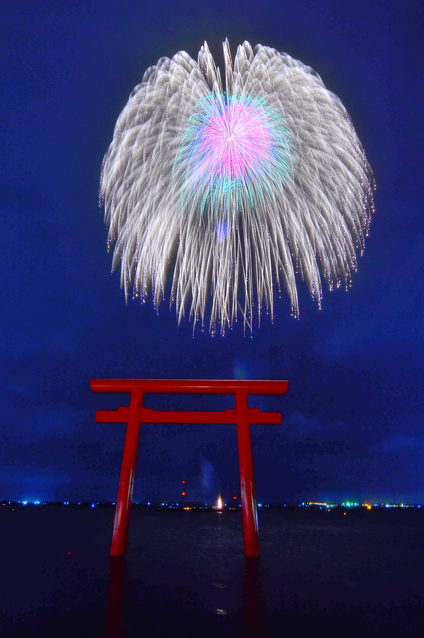 ハーロック ネオ 8 27撮影 鹿嶋市花火大会にて 水中の鳥居と花火の写真と言えば広島県の宮島水中花火が有名ですが此処も同様の写真が狙える場所として気にはなっていたもののなかなか機会に恵まれず ようやく初観覧です T Co N28z2jvook