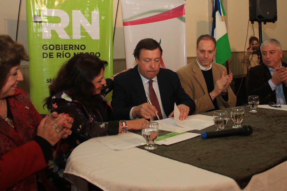 Weretilneck's tweet photo. Con @doctora firmamos convenio para uso de fondos provenientes de la renegociación petrolera https://t.co/fr2MXGDhbf https://t.co/133mS5Pj8k