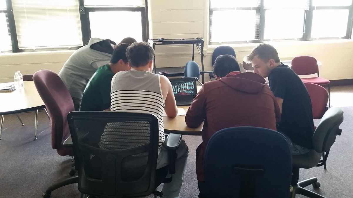 imagineng31's tweet photo. Students working hard today in imagineering class! @BCSImagineering #boone2020 https://t.co/QZK1ToVzKR