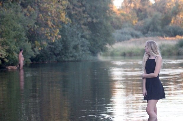 Oregon girl's senior pics, accidentally featuring a naked guy, go viral bit.ly/2c112YY