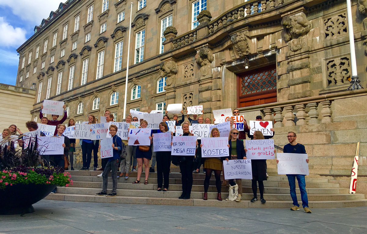 brianlindhoff's tweet photo. Studerende på barrikaderne #dkpol https://t.co/mGGnlEaBMJ