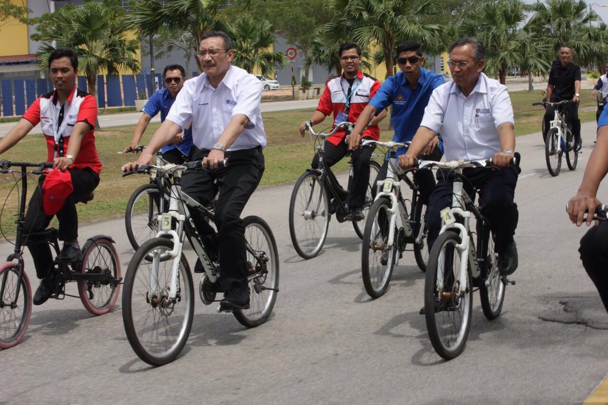 DS <a href="/HishammuddinH2O/">Hishammuddin Hussein 🇲🇾</a>, Naib Canselor #UTHM Prof Datuk Dr Noh Dalimin &amp; pelajar2 baru berbasikal ke Minggu Haluan Siswa