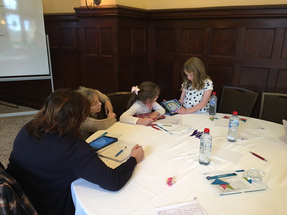 MyLearningTweet's tweet photo. Workshops underway lead by both Ss & Ts #iPadlearn https://t.co/0Yl4ElWeaN