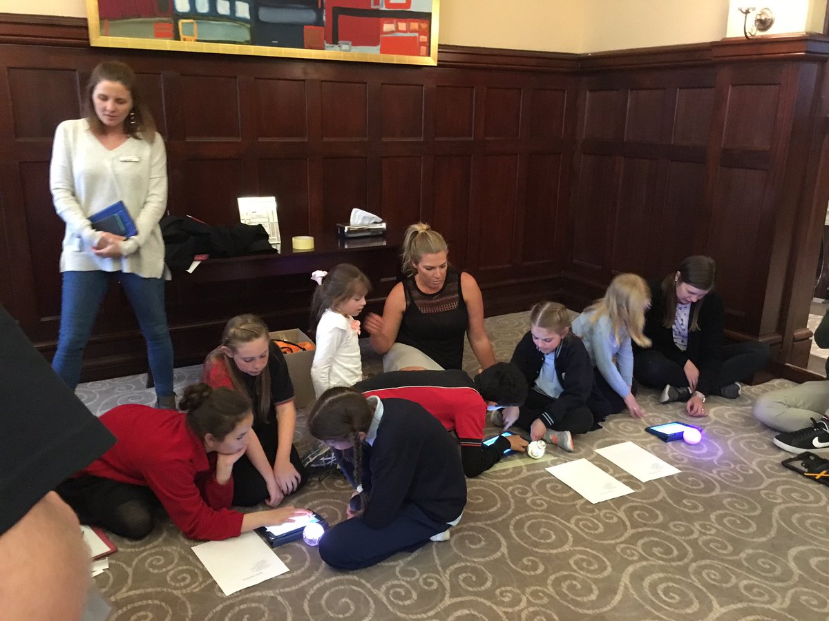 MyLearningTweet's tweet photo. Workshops underway lead by both Ss & Ts #iPadlearn https://t.co/0Yl4ElWeaN
