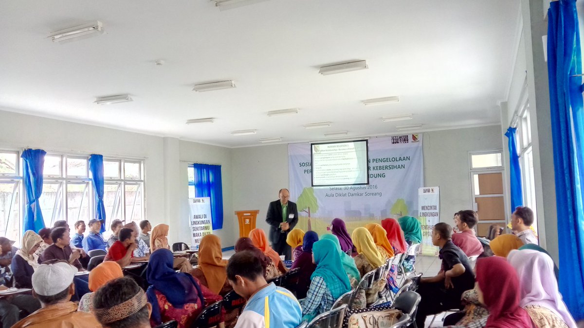 MediaFkb's tweet photo. Sosialisasi pembinaan persampahan bagi kader kebersihan se- #KabupatenBandung @dispertasih https://t.co/2O0mRfkqEf