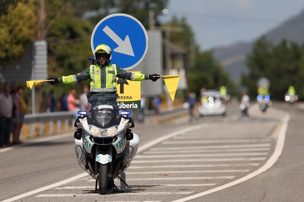 guardiacivil's tweet photo. #LaVuelta2016 transcurre entre #Asturias y #Cantabria. Bonita etapa en la que seguimos velando por tu seguridad. https://t.co/kJniKhutOr