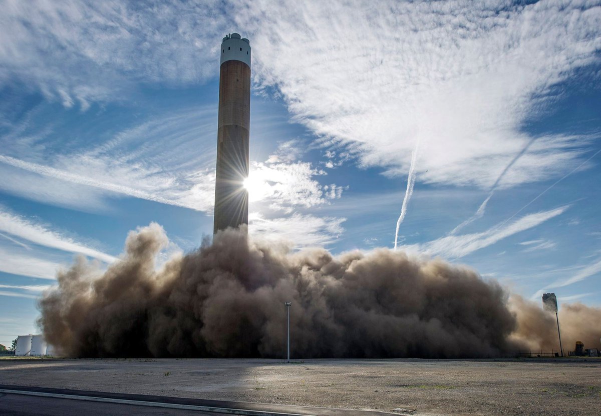 Date set for demolition of 244m chimney on the Isle of #Grain: facebook.com/VillageVoicesP…