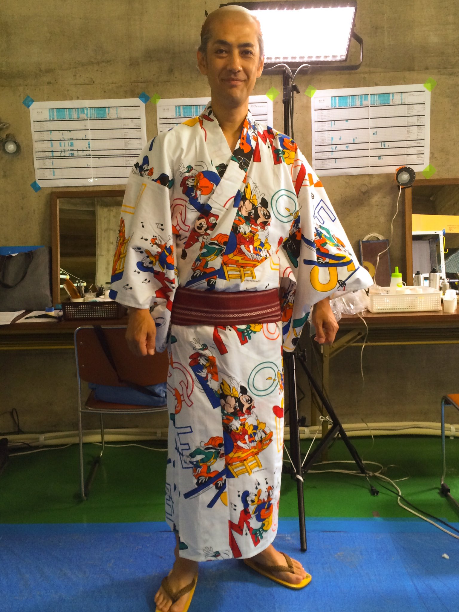 堀部圭亮 本日はお隣の滋賀県某所にてロケ 結構早い時間にホテルを出発するのですが 午前中は移動と支度で終わってしまいます が とても趣のある建物 やはりここまで来るだけの意味があるのです リクエストを頂いたので ディズニー浴衣の全身写真を