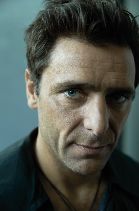 In edicola OGGI #adrianogiannini foto <a href="/tonithorimbert/">toni thorimbert</a> intervista <a href="/mikciavarella/">michele ciavarella</a> style.corriere.it/persone/adrian…