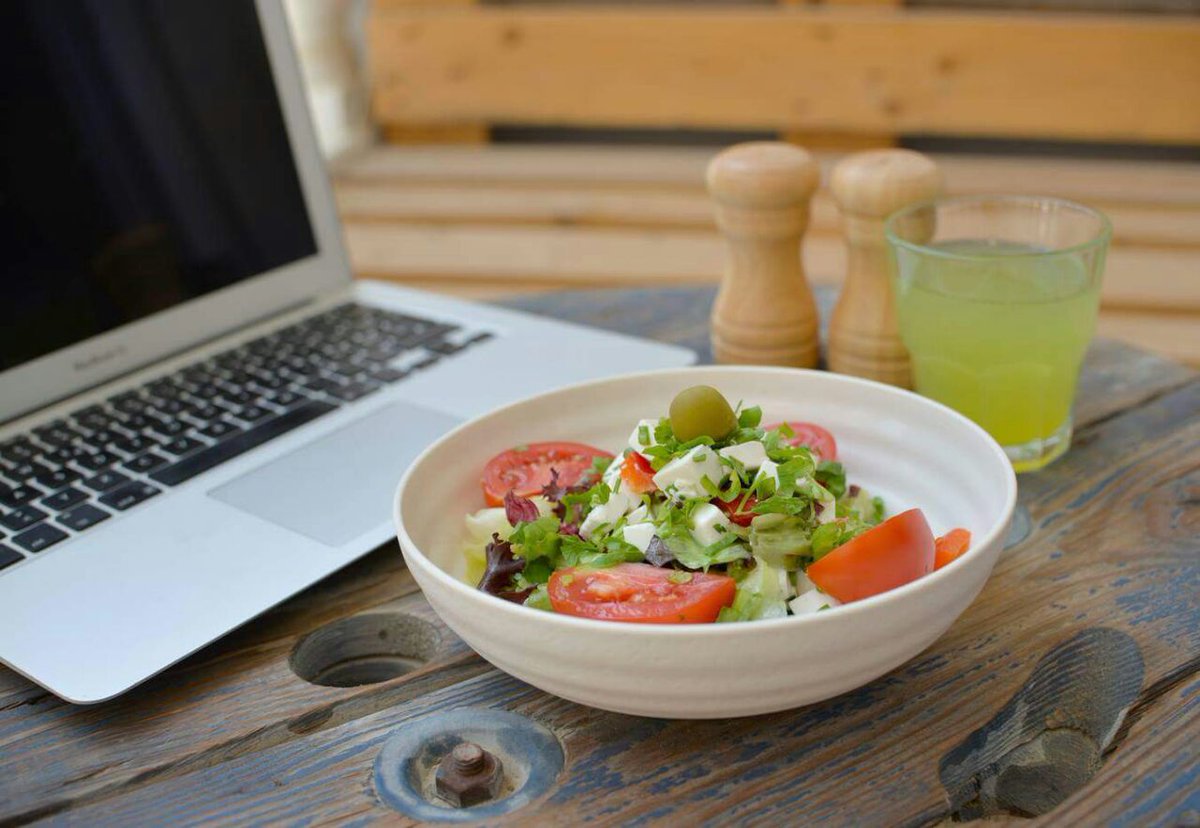 HealthFactoryAE's tweet image. We're still in #holiday mode so we're taking a trip to #Greece with our #tastebuds for this #GreekSalad 🇬🇷 || #fit