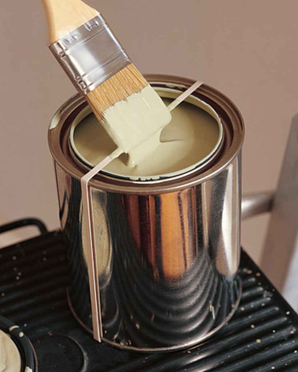 Use a rubber band on a paint can and you won't need to wipe your brush on the tin! #TopTipTuesday