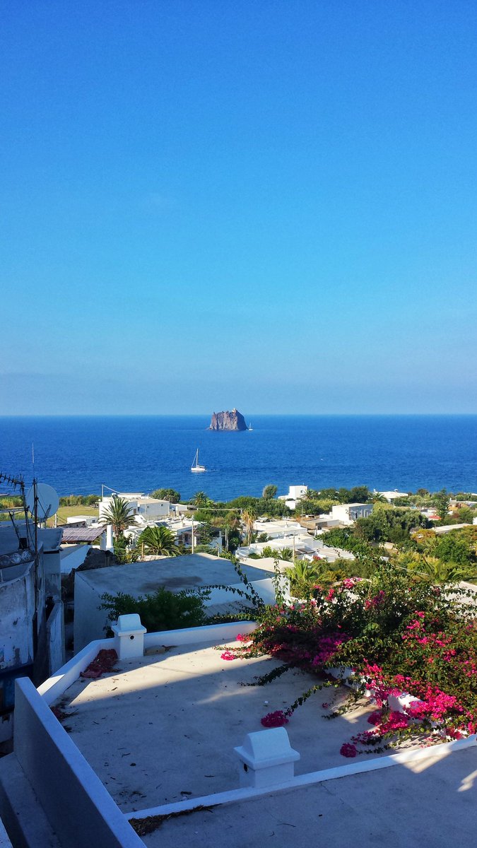 #Sicilia #Stromboli un luogo incantevole! Per i coraggiosi escursione a piedi sul cratere 🌋
