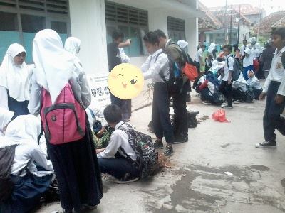 Mgmr2N's tweet photo. Menanam phon.....<SEMANGAT YA>
#SMPPGRI-1 BANDUNG https://t.co/ehnFAiG64J
