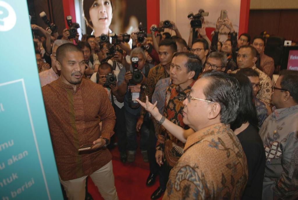 Sinar_MasID's tweet photo. Selanjutnya Pak @jokowi mengunjungi Booth PT Dimo Pay Indonesia #IFFC2016 https://t.co/CrkxSo20gR