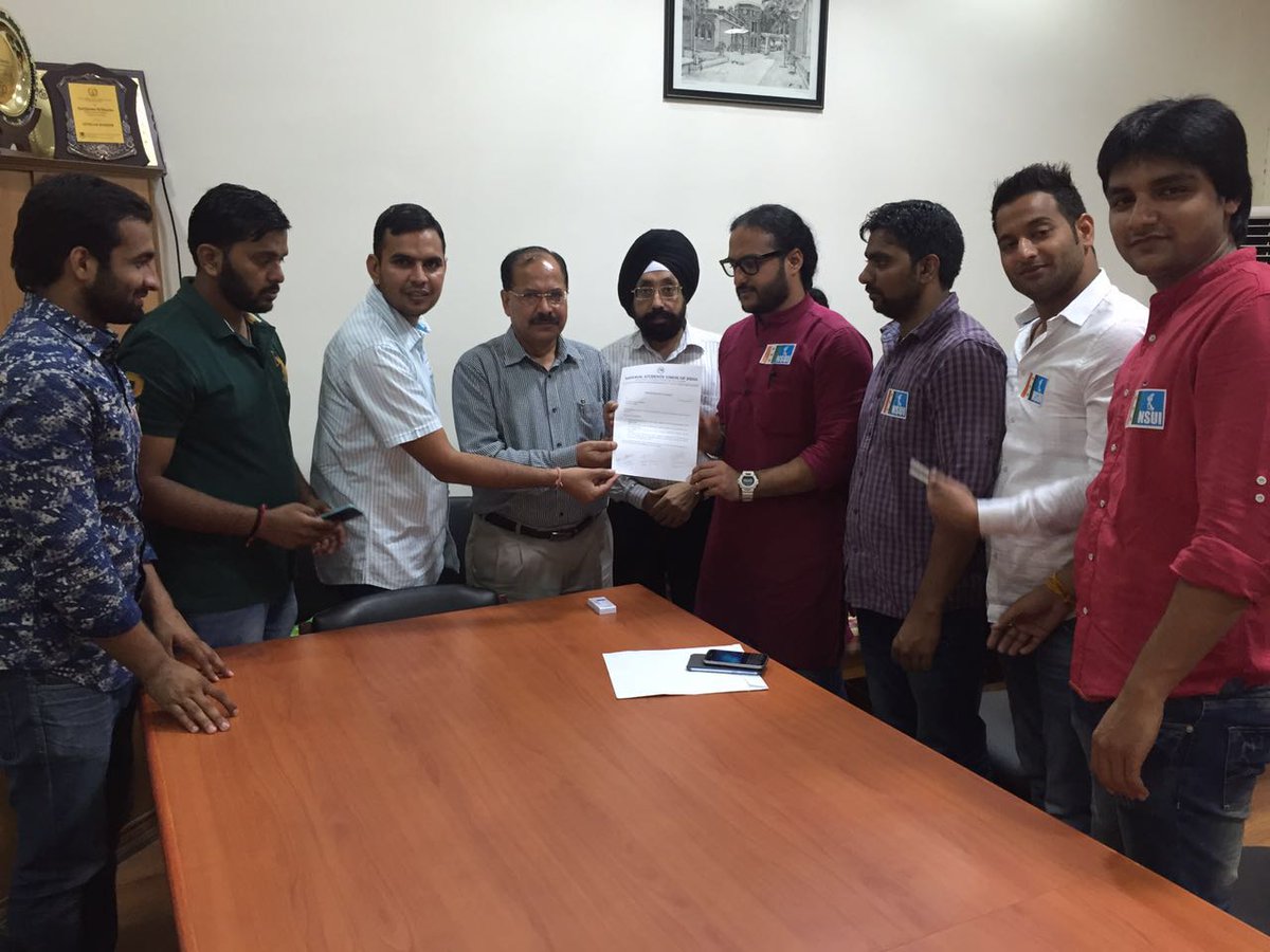 nsui's tweet photo. .@DelhiNSUI unit handed over a memorandum to DSW, DU demanding extension of law faculty admission date. https://t.co/qJDayGLPOD