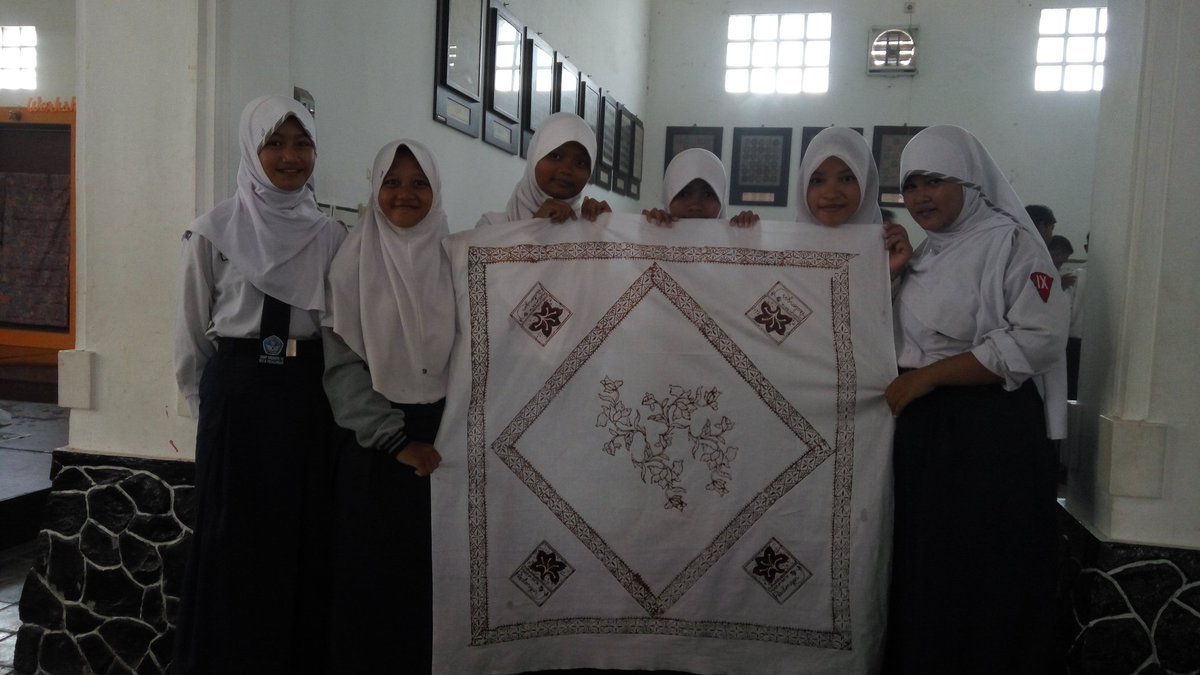 smp10pekalongan's tweet photo. Selesai sudah siswa @smp10pekalongan membatik di @MuseumBatik #belajarbatik #cintabatik #cintamuseum #cintabudaya https://t.co/2k6M64khmg