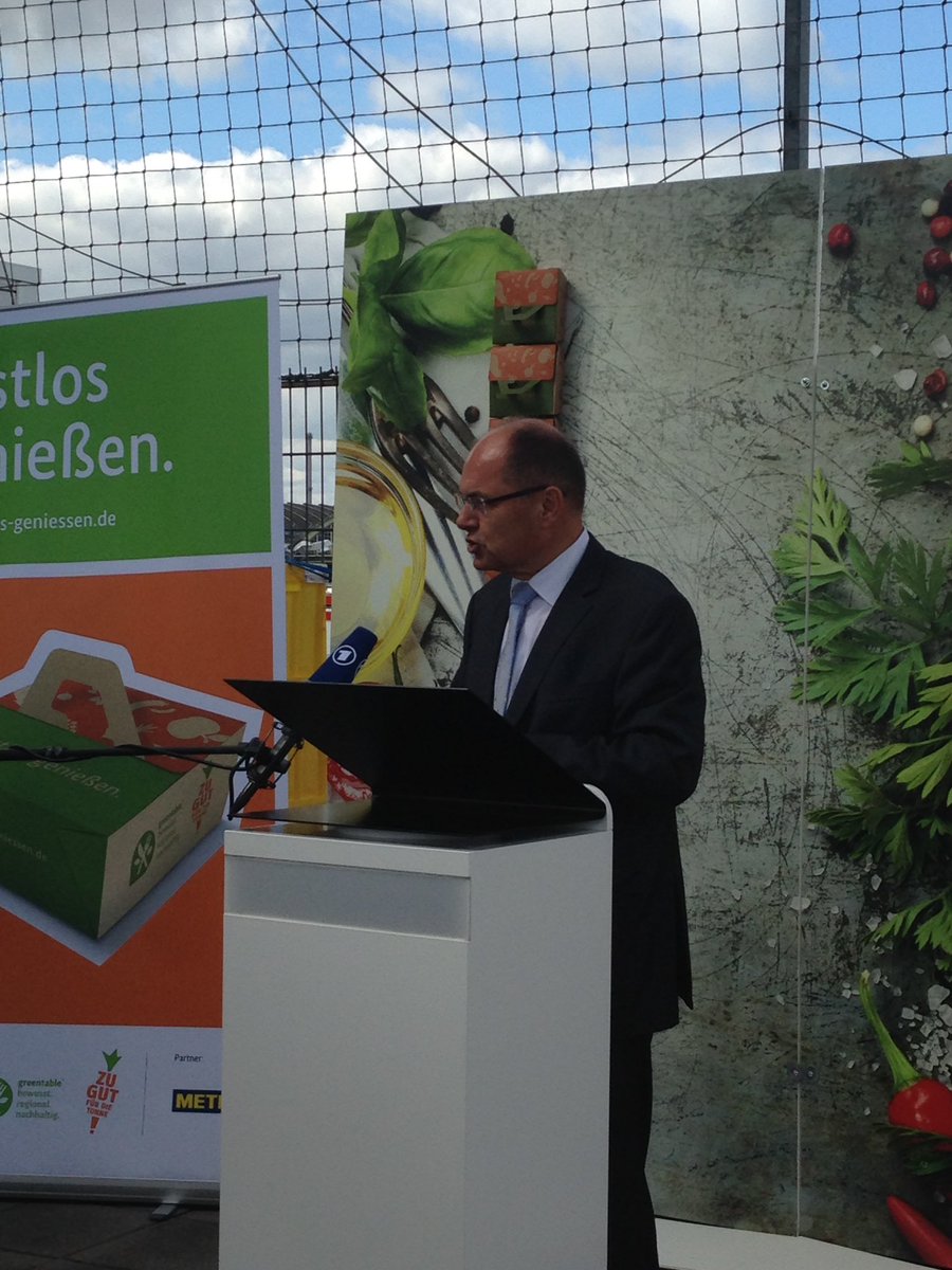 METRO_Politics's tweet photo. #restlosgenießen mit #BesteResteBox @zgfdt: @bmel Minister Schmidt zum Verkaufstart bei @METRO_CC_DE Friedrichshain https://t.co/yI7EoTXnkU