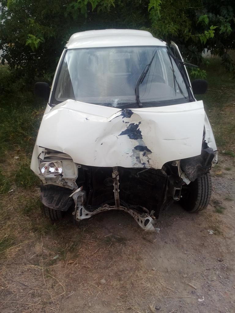 frexas46's tweet photo. @navedelmisterio le acabó d hacer esta foto a una furgoneta accidentada i en l asiento dl copiloto aparece una chica https://t.co/BTZFLl6J3e