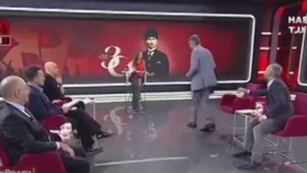 Emekli Tümamiral, Atatürk ile ilgili eleştirilere tepki göstererek yayını terk etti... hry.yt/1NQT5