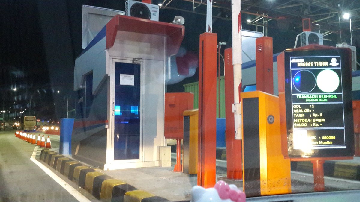 Tol brebes timur padat...kend dri arah semarang k JKT d pantura smua d alihkan masuk tol karna ada pengecoran jln