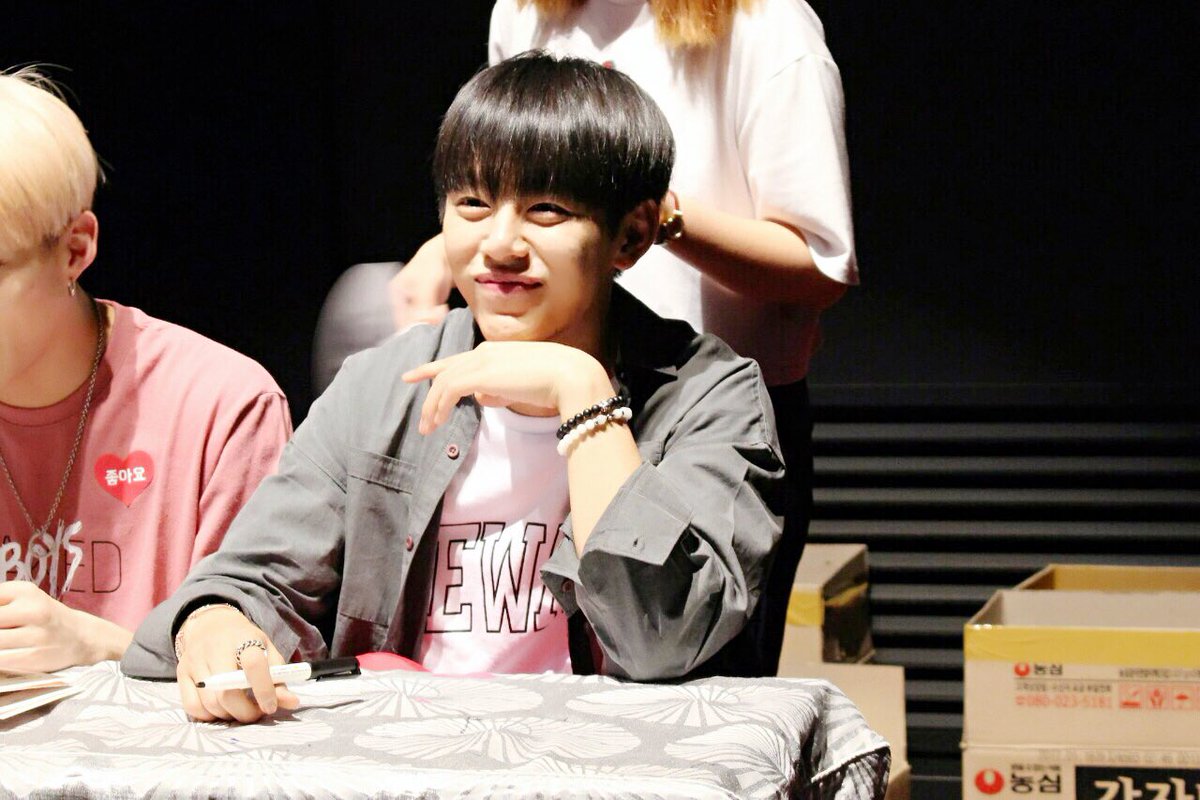 124_628's tweet image. [HQ UPDATE] 160828 HANYANG UNIVERSITY #PUTEMUP FANSIGN - @BAP_DAEHYUN #대현 😄
CR. BAP_GET_DAZE **DO NOT EDIT**