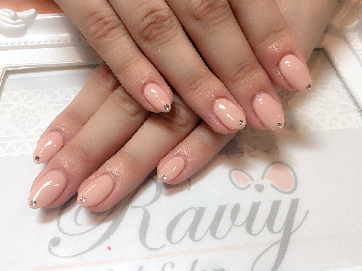 Twitter 上的 Raviy ラビィ マジパンの さとれな こと 佐藤麗奈ちゃんご来店 今回は肌馴染みのいいピンクベージュに 爪先 にクリスタルのラインストーンで ワンポイントキラキラ お爪がとっても上品に見えます T Co Swiwokkru4 Twitter