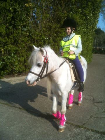 GollyGaloshes's tweet image. One of our customers donning their #highviz gollys #summerhacking #beseenbesafe ow.ly/YpqS303oJeB