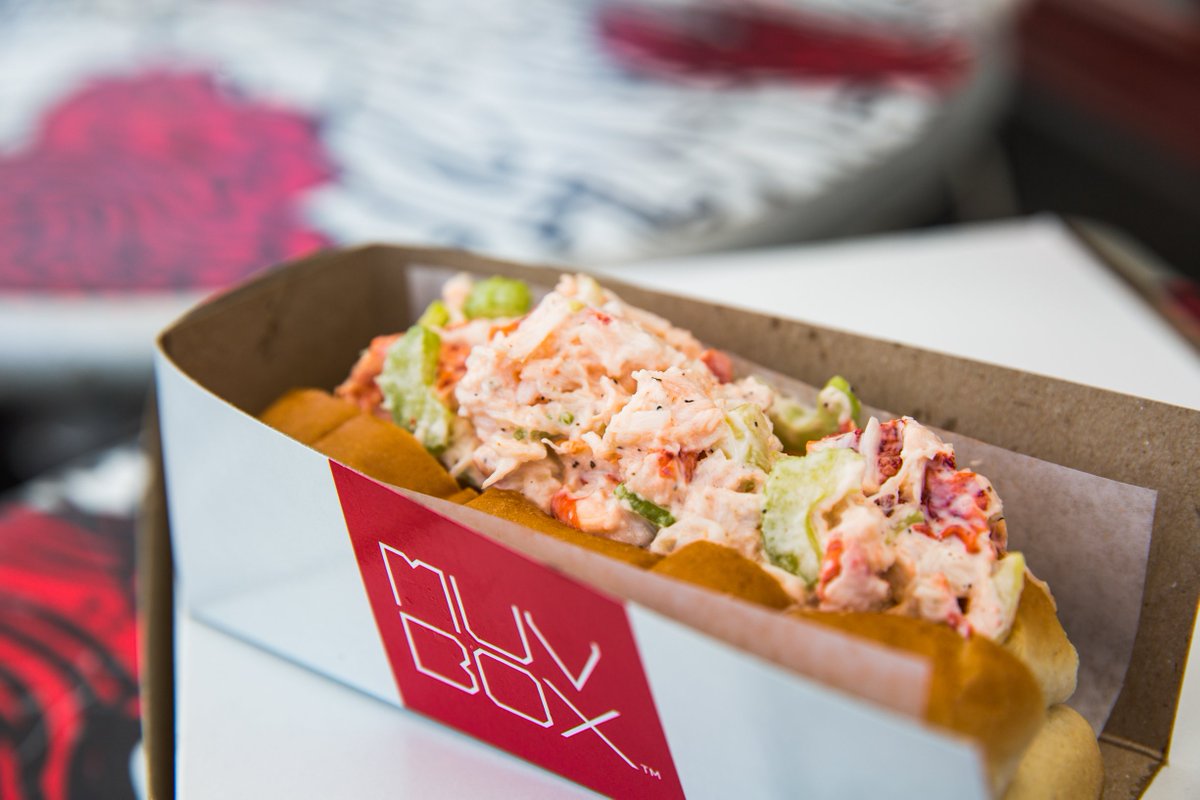 Le parfait allié à votre heure de dîner! 💛 #lobsterroll #oldportmtl