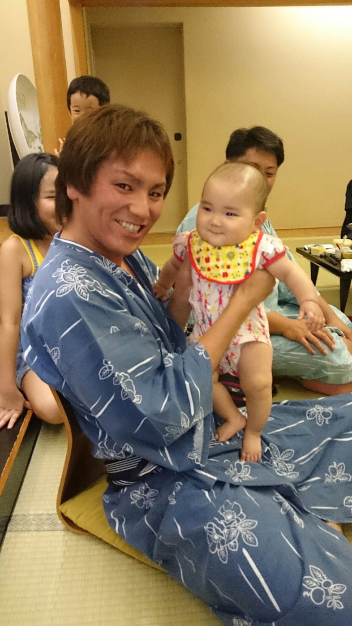 狩野英孝 No Twitter ほら ボクが抱っこすると笑う