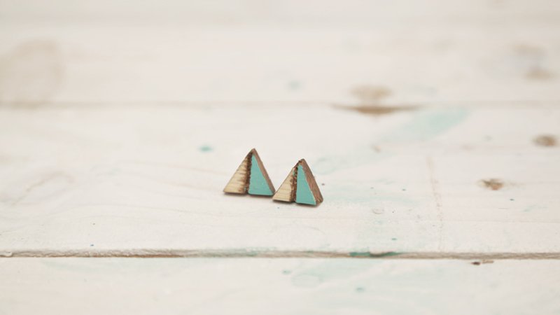 Hai mai pensato di fare un regalo speciale #faidate? Crea un paio di #orecchini in #legno! vernicirioverde.it/romanticismo-v…