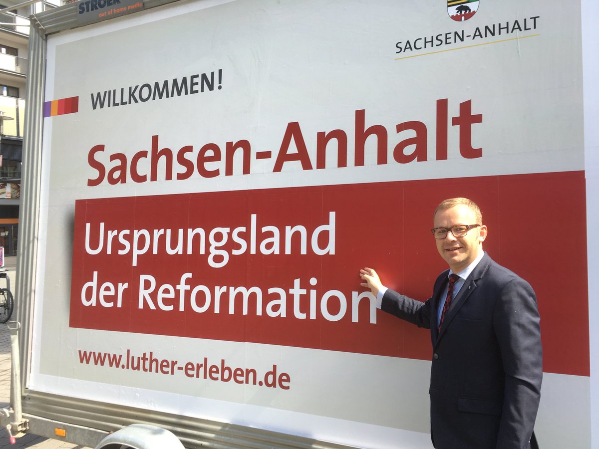 cdulsa's tweet photo. Die neuen Autobahnschilder von #sachsenanhalt kommen auch bei unseren #MdL #danielsturm gut an! #Luther2017 https://t.co/rSLihy0C5p